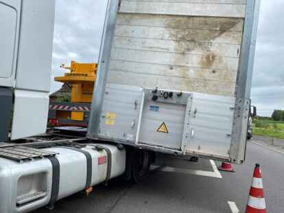Auflieger l&ouml;st sich auf der B 212 von Sattelzugmaschine
