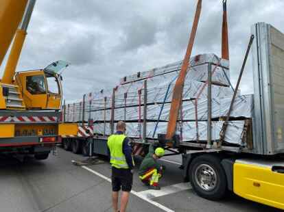 Auflieger l&ouml;st sich auf der B 212 von Sattelzugmaschine