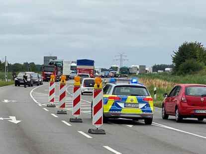 Der Verkehr staut sich in beide Richtungen.
