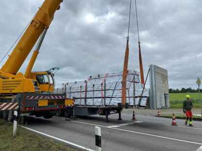 Auflieger l&ouml;st sich auf der B 212 von Sattelzugmaschine