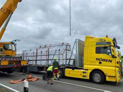 Auflieger l&ouml;st sich auf der B 212 von Sattelzugmaschine