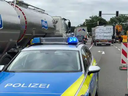 Verkehrsprobleme am Golzwarder Kreuz: Der Auflieger eines Sattelzuges war abgerutscht.