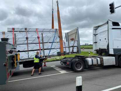 Auflieger l&ouml;st sich auf der B 212 von Sattelzugmaschine