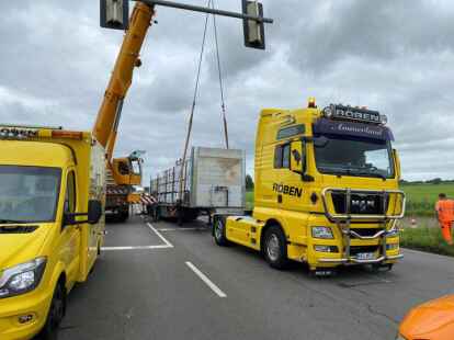 Auflieger l&ouml;st sich auf der B 212 von Sattelzugmaschine