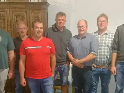 Dirk M&uuml;ller (von links), Frank Decker, Ingo Neels, Ralf T&ouml;llner, Sven K&ouml;nig, Oliver Verhoef und Janko Schilling bilden den neuen Vorstand des Milchkontrollvereins Butjadingen. Auf dem Foto fehlt Nico L&uuml;demann.