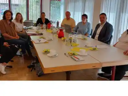 Treffen der Regio-Gruppe-Nordwest (v.l.): Janina Wintjen (Delmenhorst), Claudia Holthaus (Oldenburg), Dr. Silke Bednarz und Sprecherin Maren Merl (LK Ammerland), Hermann N&ouml;lcke (LK Wesermarsch), Rita Rockel (LK Oldenburg), J&ouml;rg Skatulla, Reiner L&uuml;llmann (Harpstedt). Auf dem Bild fehlt Ursula Budde (Hude).