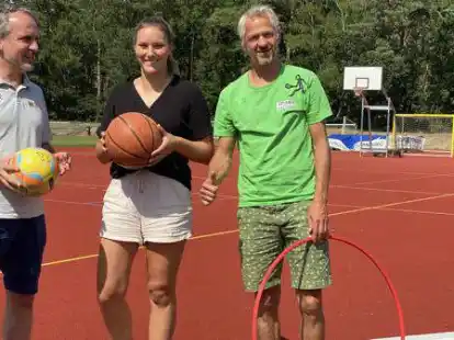 Die Inklusionsbeauftragte Leonie Schulte mit dem Projektkoordinator der Lebenshilfen Soziale Dienste GmbH Graz, Thomas J&auml;ger, und dem Gr&uuml;nder des Vereins Sportb&uuml;ndel Kapfenberg, Martin Sommerauer (rechts).