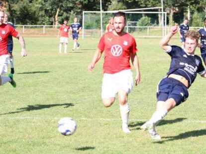 Mit dem Anschlusstreffer zum 1:2 machte Obenstrohes Patrick Sandstede  (rechts) das Endspiel gegen Jaderberg noch einmal spannend.