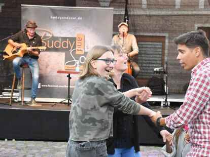 &bdquo;Buddy & Soul&ldquo; spielten am Samstagabend auf dem Marktplatz.