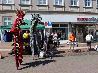 Stelzenl&auml;ufer unterhielten am Sonntag die Besucherinnen und Besucher in der Innenstadt.