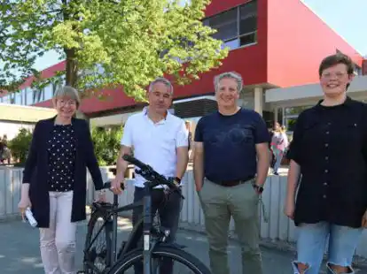 D&uuml;rfen stolz sein auf das Stadtradeln-Ergebnis in Rastede (von links): Schulleiterin Claudia Berger, Gemeindesprecher Ralf Kobbe, Lehrer Carsten Teske und Sch&uuml;lerin Saskia Butt.