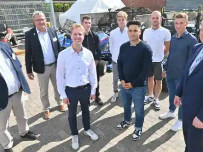 Verbands-Vizepr&auml;sident Bernhard Korpis (von links) und Regionalvorsitzender Lutz Haferkamp gratulierten den ausgezeichneten Landschaftsg&auml;rtnern zusammen mit Niedersachsens Finanzminister Reinhold Hilbers (rechts): Jan Rost (Firma Kreye, Ganderkesee), Kevin Kersten (Firma Kl&ouml;ker, Wilhelmshaven), Jano Br&uuml;ning (Kreye), Gabriel Kaya (Firma Krebs, Uhlhorn), Onno Ackermann (Kreye) und Tamme Logemann ( Firma Ibbeken, Berne).