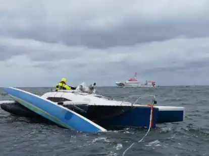 Havarierter Trimaran an der Schleppleine des Seenotrettungsbootes WOLFGANG PAUL LORENZ. Im Hintergrund die HERMANN MARWEDE