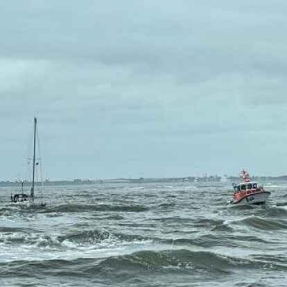 Einsatz der Stationen Norderney und Norddeich der Deutschen Gesellschaft zur Rettung Schiffbruechiger (DGzRS) fuer ein festgekommenes Segelboot am 22.7.2022