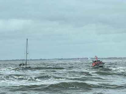Einsatz der Stationen Norderney und Norddeich der Deutschen Gesellschaft zur Rettung Schiffbruechiger (DGzRS) fuer ein festgekommenes Segelboot am 22.7.2022