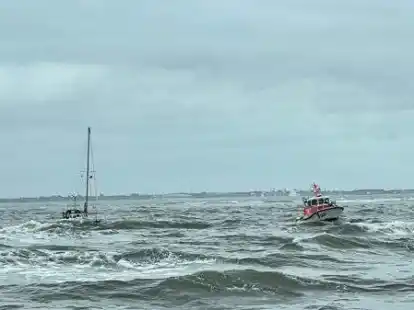 Einsatz der Stationen Norderney und Norddeich der Deutschen Gesellschaft zur Rettung Schiffbruechiger (DGzRS) fuer ein festgekommenes Segelboot am 22.7.2022