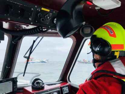 Das Tochterboot VERENA der HERMANN MARWEDE faehrt zum havarierten Trimaran, um einen Seenotretter ueberzusetzen Einsatz der Deutschen Gesellschaft zur Rettung Schiffbruechiger (DGzRS) am 22.7.22