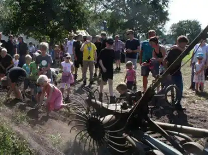 So wurde vor Corona das Kartoffelfest in Godensholt gefeiert: Viele kleine und gro&szlig;e Besucher kamen und vor allem die Kinder halfen beim Aufsammeln der Erd&auml;pfel.