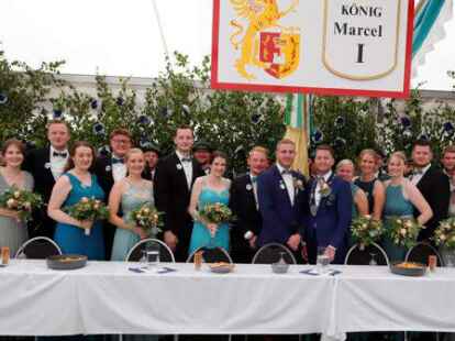 Der K&ouml;nigsthron Neuscharrel mit K&ouml;nig Marcel Meemken (Bildmitte, rechts) und Prinzgemahl Sebastian P&uuml;nter (links neben ihm).