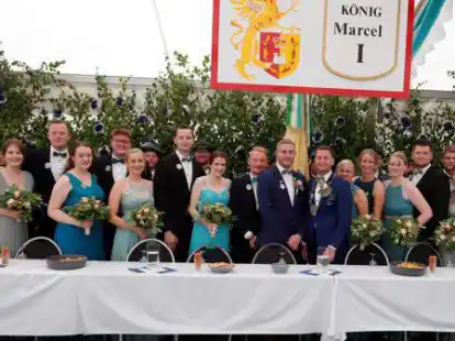 Der K&ouml;nigsthron Neuscharrel mit K&ouml;nig Marcel Meemken (Bildmitte, rechts) und Prinzgemahl Sebastian P&uuml;nter (links neben ihm).