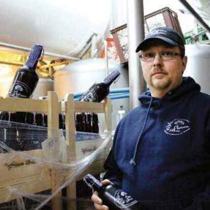 Brauerei-Besitzer Ren&eacute; Krischer aus Bagband gehen die leeren Flaschen beim Ostfriesen Br&auml;u aus.