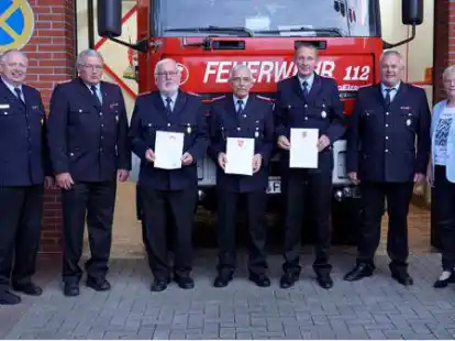 Ehrung bei der Ortsfeuerwehr Markhausen (von links): Ortsvorsteher Christoph B&ouml;hmann, stellvertretender Kreisbrandmeister Franz-Josef  Nording, Ortsbrandmeister Hermann Rosenbaum, Kurt Thoben, Heinz-Theo Kuper, Stefan Norrenbrock, Stadtbrandmeister  Andreas Witting, Petra Lampe von der Stadt Friesoythe und der stellvertretende B&uuml;rgermeister Heino de Buhr.
