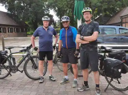 Auf ihrer letzten Tour: Hans-Hermann Heinken (von links), Reiner Willers und Andreas Evers in Verden an der Aller.