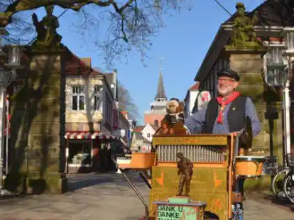 So kennen ihn seine Fans: der Auricher Drehorgelmann Heinz-Wilhelm Schnieders ist in vielen Innenst&auml;dten im Nordwesten bereits bekannt wie ein bunter Hund.