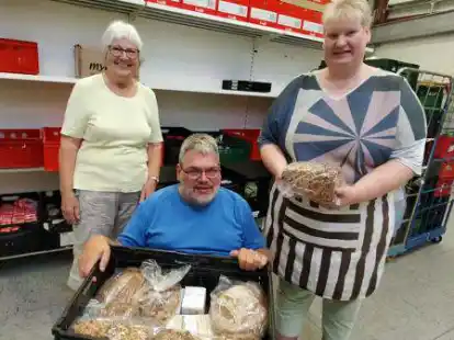 Bei der Tafel in Leer melden sich immer mehr Menschen an, w&auml;hrend es weniger Lebensmittel zu verteilen gibt: Standortleiter Andreas Poppen und die Mitarbeiterinnen Heidi L&uuml;nnemann (links) und Roswitha Bachmann im Warenlager der Einrichtung.