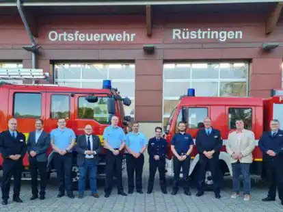 Berufsfeuerwehrleiter Josef Schun, Stadtbaurat Nikša Marušic, Kinderfeuerwehrwart Henrik Wende, Ratsmitglied Marvin Hager, Zugf&uuml;hrer Christian Schmidt, Jugendfeuerwehrwart Florian Siebenmarck, stellvertretender Ortsbrandmeister Sebastian Kisse, Gruppenf&uuml;hrer Henning Boesa, Stadtbrandmeister Michael Feist, Oberb&uuml;rgermeister Carsten Feist und Ortsbrandmeister Alexander Gabriel blickten auf ein ereignisreiches Jahr zur&uuml;ck.