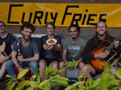 Treten am Dienstag auf dem Oldenburger Kultursommer auf: Klaas Hillmann, Arne Goerlitz, Kikan Nelle, Mariano Molina und Richard Kachel sind die Band &bdquo;Curly Fries&ldquo;.