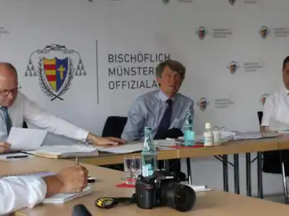 Andreas Windhaus (von rechts), Gerd M&ouml;ller und Michael gr. Hackmann legten den Standpunkt des Bisch&ouml;flich M&uuml;nsterschen Offizialats dar.