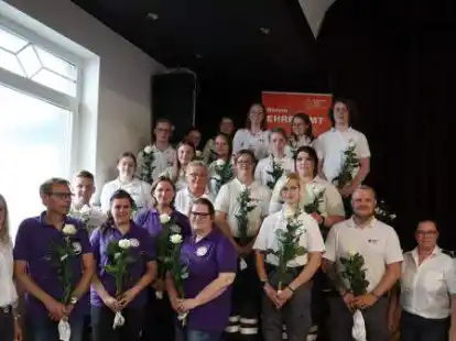 Bei der Jahresversammlung des DRK-Kreisverbandes im Kreis Cloppenburg wurden insgesamt 80 neue Helferinnen und Helfer begr&uuml;&szlig;t.