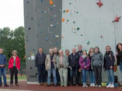 Die lokale Aktionsgruppe vor dem mit Leader-Mitteln gef&ouml;rderten Kletterturm in Hundsm&uuml;hlen.