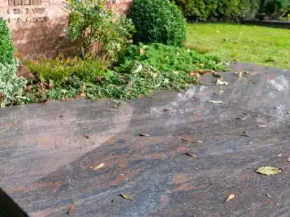 Grabplatten, die das ganze Grab abdecken, k&ouml;nnen die Verwesungsprozesse verlangsamen oder stoppen.