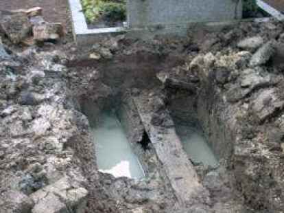 Wasser und verdichteter Boden verhindern auf Friedh&ouml;fen