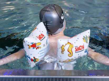 Immer weniger Kinder k&ouml;nnen schwimmen. Die Kommunen im Landkreis Leer f&ouml;rdern den Schwimmunterricht auf vielf&auml;ltige Weise. Beispielsweise k&ouml;nnen privat Zusch&uuml;sse beantragt werden oder den Schulen wir unter den Arm gegriffen, was Kosten f&uuml;r Bus und Eintritt betrifft.