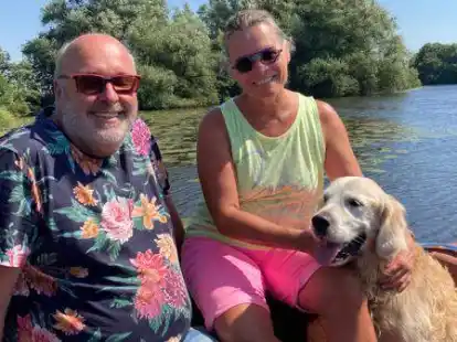 Das Ehepaar Axel und Ute Rekemeyer ist in Timmel vor 22 Jahren sesshaft geworden. Sie lieben ihren kleinen Ort so sehr, dass sie sogar eine eigene Homepage f&uuml;r ihn erstellten. Mit ihrem Hund Elvis befahren die beiden sehr gerne das Timmeler Meer.