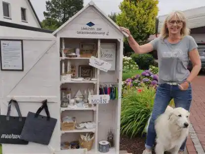 Monika L&ouml;ffler hat in Minsen ihr L&auml;dchen er&ouml;ffnet, in dem sie selbstgemachte Deko und Andenken verkauft: Auch mit Hundemotiven.