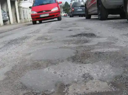 Alle Jahre wieder: Die Sommerferien werden zur Sanierung einiger Schlaglochpisten genutzt.