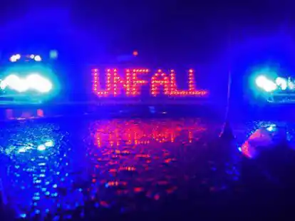 Ein fabrikneues Auto hat am Samstagmorgen ein 32-J&auml;hriger aus Bremen an der Autobahnausfahrt Cloppenburg zu Schrott gefahren.