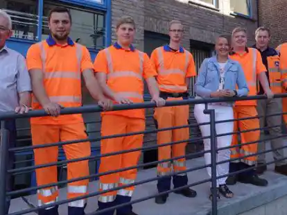 Freuen sich &uuml;ber gute Pr&uuml;fungsergebnisse (von links): Walter Sledz (Fachbereich 1), Nico Kleene, Fabian Kamphus (beide Stra&szlig;enmeisterei Papenburg), Arne Schrandt (L&ouml;ningen), Dr. Hannah Timmer (Gesch&auml;ftsbereichsleiterin), Julian Habbert (Meppen) und Timo Grote (Friesoythe) sowie Aaron Rolfes (Meppen).