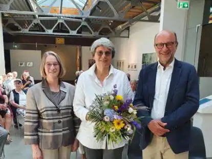 Begr&uuml;&szlig;ten die ersten G&auml;ste in der Kunsthalle Cloppenburg zur Ausstellung &bdquo;Kunst und Freundschaft&ldquo;: Marianne Kaiser-Fuchs (von links), Helene von Oldenburg und Dr. Martin Feltes.