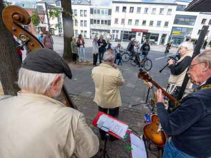 Zahlreiche K&uuml;nstlerauftritte auf der Nadorster Meile  Fotos: Sascha St&uuml;ber