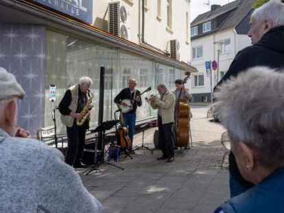 Zahlreiche K&uuml;nstlerauftritte auf der Nadorster Meile  Fotos: Sascha St&uuml;ber