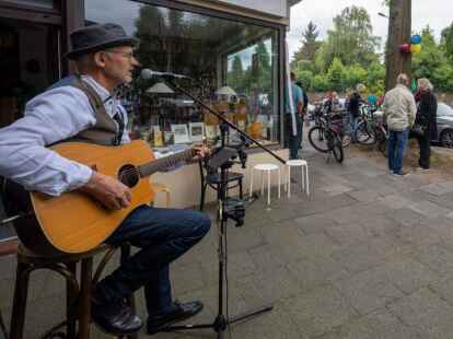 Zahlreiche K&uuml;nstlerauftritte auf der Nadorster Meile  Fotos: Sascha St&uuml;ber