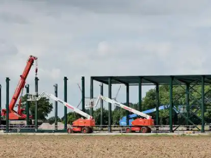 Immer wieder begleitet auch das im Bau befindliche 2,2 Kilometer lange und fast zehn Meter hohe Galeriebauwerks, das die elektrifizierten Gleise abschirmen soll, um nicht die Marinefunkempfangsstationen in Sengwarden zu st&ouml;ren die Sitzungen des Ortsrates. In der letzten Sitzung waren sie allerdings kein Thema.