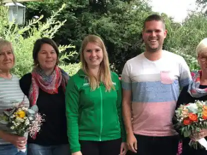 Von links: Lianne Heinze (ehemalige 1. Schriftf&uuml;hrerin), Sarah Freimuth (neue 1. Schriftf&uuml;hrerin), Wiebke Paradies (neue 2. Schriftf&uuml;hrerin), Hendrik Paradies (1. Vorsitzender), Jubilarin Elsbeth Schweers.