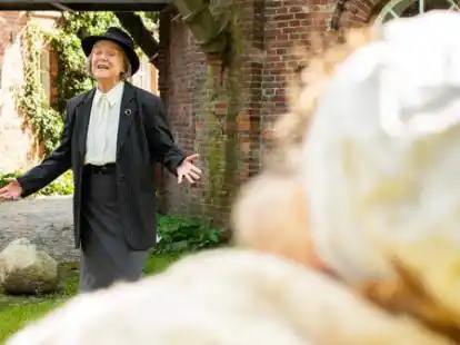 Gudrun G&uuml;nterberg in ihrer Rolle als Schriftstellerin Alma Rogge