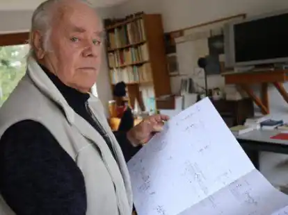 Im Alter von 84 Jahren verstorben: Hans-Joachim Hespos &ndash; hier in seinem Arbeitszimmer in Ganderkesee mit einer seiner typischen gro&szlig;formatigen Partituren.